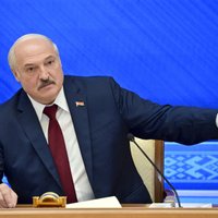 Baltkrievu karavīru iesūtīšana Ukrainā 'problēmu neatrisinās', klāsta Lukašenko