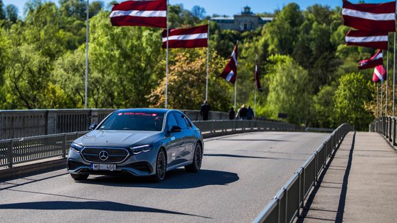 Kuldīgas tilts Kuldību Mercedes-Benz E-klase Latvijas karogs karogi