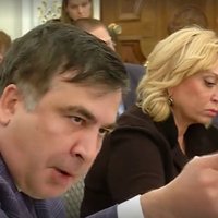 Video: 'Nelietis, pēdējais mūdzis' – saniknots ministrs met Saakašvili ar glāzi