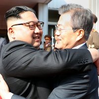 Foto: Pārsteiguma vizītē uz robežas tiekas abu Koreju valstu līderi