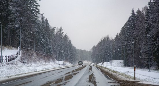 Вниманию водителей: почти во всех регионах Латвии из-за гололеда затруднено движение