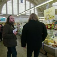 Video: Britu baikeri televīzijas šovā sajūsminās par Rīgas Centrāltirgus veltēm