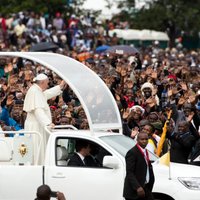 Foto: Pāvests viesojas pie Āfrikas tautām
