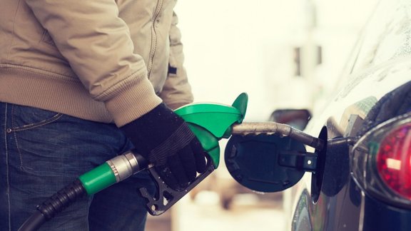 fuel,man,male,hold,holding,station,pump,price,gas,tank,petrol,car,oil,auto,closeup,gallon,liter,expensive,economy,green,hose,travel,diesel,benzine,power,pollution,expense,service,vehicle,refill,automobile,energy,transport,gasoline,fill,petroleum,empty,tra