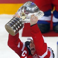 Pasaules hokeja čempionātā astoņas spēcīgās izlases sāk cīņu par trofeju