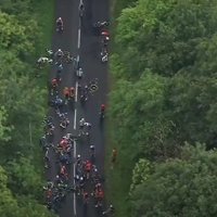 Video: Haoss riteņbraukšanas sacensībās Francijā – masveida kritienā apgāžas arī latvieši