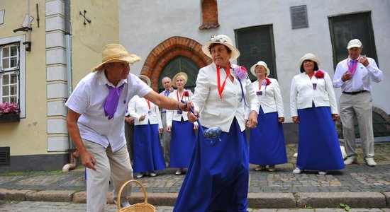 Fotoreportāža: Dziesmu svētki iziet ielās