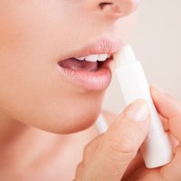 Mokoša alerģija no lūpu balzama un citiem kosmētikas produktiem. Kas to izraisa?