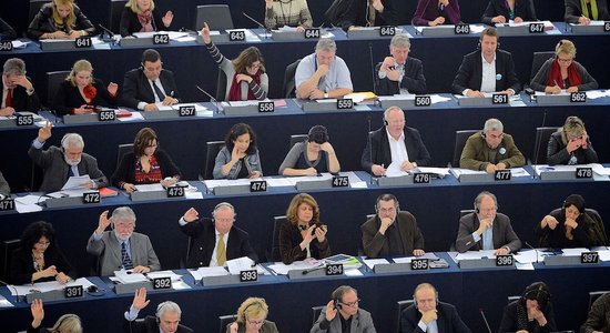 EP vēlēšanās ES 'uzvaras lauri' tikuši Eiropas Tautas partijai, liecina aptauju dati