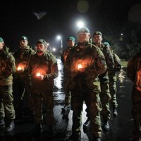 Foto: Lāčplēša dienas ieskaņās karavīri Ādažos piemin kritušos biedrus