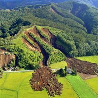 Foto: Japānas ziemeļos zemestrīce nobrucina pakalnus