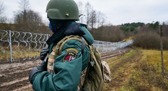 Imigranti uz robežu ar Baltkrieviju nogādājuši divus cilvēkus bez dzīvības pazīmēm, konstatē robežsardze