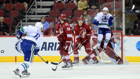 canucks coyotes