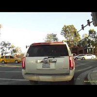 Video: Kalifornijā maza lidmašīna sastrēguma stundā nosēžas uz ielas