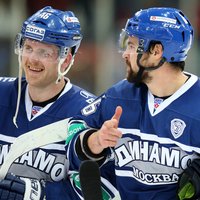 Daugaviņš raida ripu tukšos vārtos un palīdz Maskavas 'Dinamo' hokejistiem izcīnīt kārtējo uzvaru