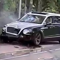 Siguldā "Bentley" vadītājs reibumā "nopļāvis" apgaismes stabus