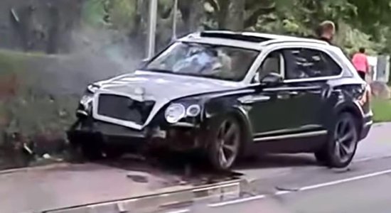 Siguldā "Bentley" vadītājs reibumā "nopļāvis" apgaismes stabus