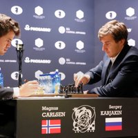Kārlsens un Karjakins pēc 12 partijām cīnās neizšķirti un pasaules čempiona godu šahā noskaidros taibreikā