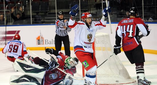 Latvijas hokejisti pēdējās sekundēs atzīst Krievijas otrās izlases pārākumu