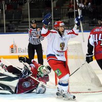 Latvijas hokejisti pēdējās sekundēs atzīst Krievijas otrās izlases pārākumu