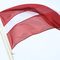 В Елгаве задержали сорвавшего флаг Латвии парня: свидетели засняли все на телефон