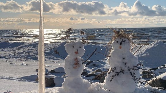 Atvadas no ziemas: parādi savu sniegavīru vai sniegasievu! Atvadas no ziemas: parādi savu sniegavīru vai sniegasievu!