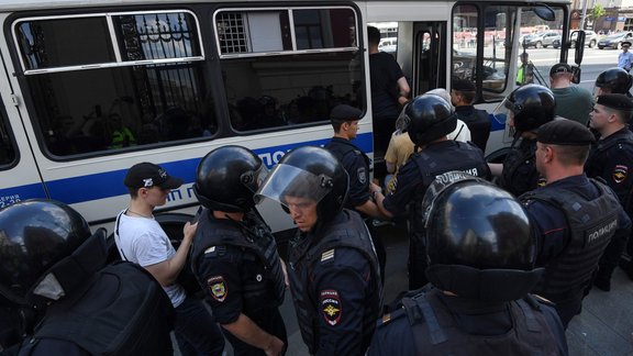 Maskavā opozīcijas protestu akcijas laikā aizturēti gandrīz 520 cilvēki - 13