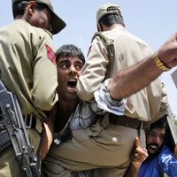 Indijā pūļus izdzenās piparu gāzi izsmidzinoši policijas droni