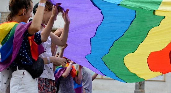 LGBT tiesību aizsardzība Latvijā saglabājas nemainīgi zemā līmenī, liecina 'Varavīksnes indekss'