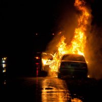 ВИДЕО. В Пардаугаве ночью горел автоплац: огонь повредил 21 автомобиль