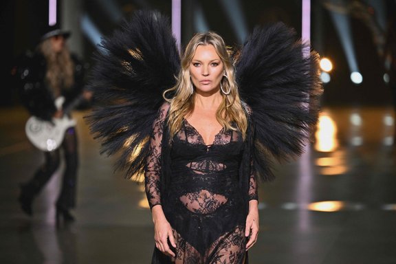 Ангелы Victoria's Secret снова на подиуме. Чем недовольны критики?