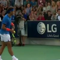 Video: Nadals pārtrauc maču, lai palīdzētu sievietei atrast nozudušu bērnu