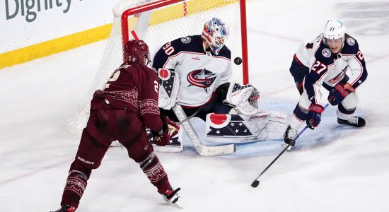 Merzļikins atvaira 22 metienus, 'Blue Jackets' pirmo reizi astoņu gadu laikā zaudē Arizonā