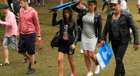 Foto, video: Cilvēki pērtiķu tērpos, plēvēs un muļķīgās cepurītēs 'Positivus' otrajā dienā