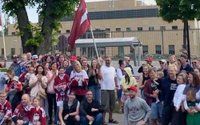 Hokeja līdzjutēji pie ASV vēstniecības Rīgā bildējas un noliek ziedus