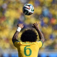 Video: priecājas par Brazīlijas uzvaras 'pendeli' un sasit televizoru