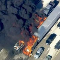 Krūmāju ugunsgrēks bloķē šoseju Kalifornijā; cilvēki glābj dzīvības, pametot auto