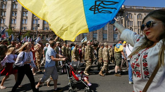 Ukraiņu karavīri sarīko neoficiālu Neatkarības dienas "parādi" - 4