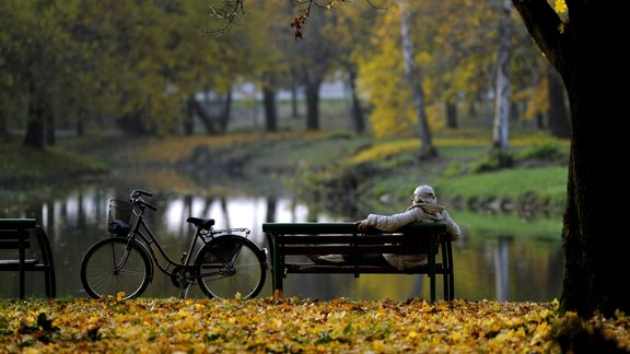 parks rudens lapas soliņš atpūta sieviete.JPEG-0d369