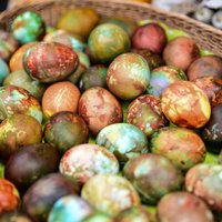 Krāsotas sīpolu mizās vai zīda kaklasaitēs – meklējam raibākās Lieldienu olas