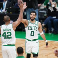 'Celtics' bez Porziņģa savā laukumā zaudē 'Clippers' basketbolistiem