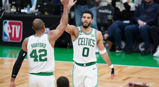 'Celtics' otrais panākums pret 'Hawks'; 'Suns' un 'Cavaliers' izlīdzina rezultātus sērijās