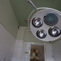 Jēkabpils reģionālās slimnīcas mediķi sodīs par pacientes piesiešanu pie gultas