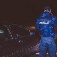 Lidostā 'Rīga' aiztur automašīnas logu tīrītāju lauzējus un kautiņa sarīkotājus