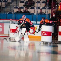 Kalniņš atvaira 44 metienus zaudētā IIHF Čempionu līgas spēlē