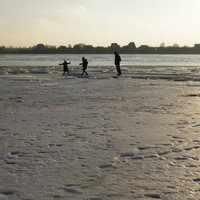 Запрещено находиться на льду рижских водоемов: штраф до 100 евро