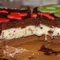 Brūnā biskvīta kūka ar baltās šokolādes un kokosa krēmu