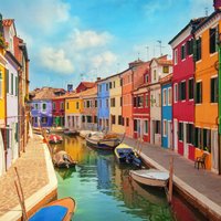 Krāsu terapija Venēcijā – Burāno sala. Mežģīnes, šķībs zvanutornis un mājiņas kā ledenes