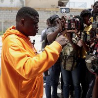 Haiti ietekmīgākais gangsteris 'Bārbekjū' sola cīnīties pret pārkāpumus veikušiem ārvalstu spēkiem