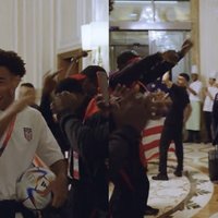 Video: ASV futbolisti pēc panākuma līksmi iesoļo viesnīcā